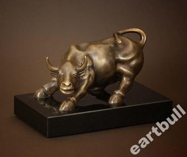 Oryginalna figurka byka z Wall Street, wykonana z brązu