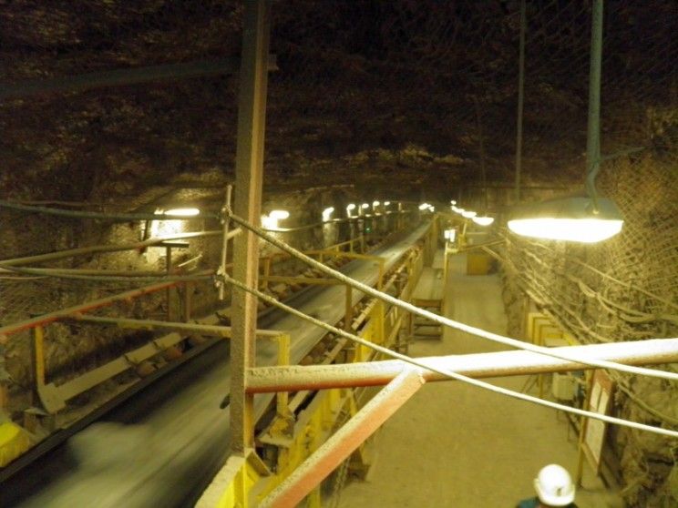 Taśmociąg - jeden z wielu, których w kopalni są dzisiątki kilometrów. To za jego pomocą urobek trafia do szybu, gdzie następnie.