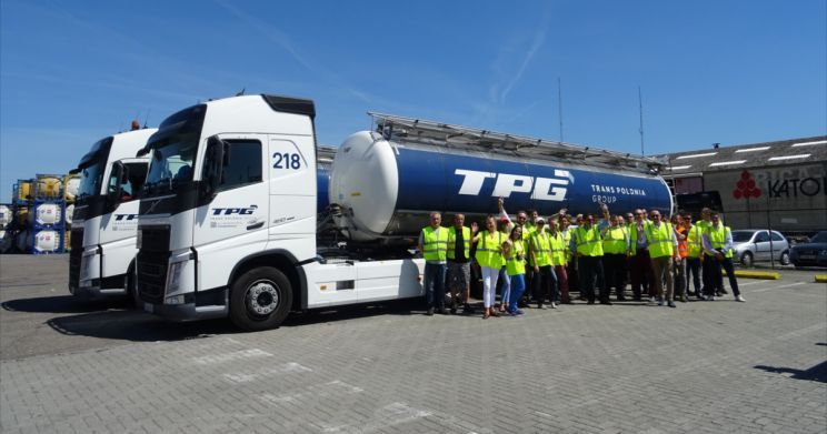 Uczestnicy wyjazdu do Antwerpii na tle ciężarówki Trans Polonia do przewozu chemikaliów